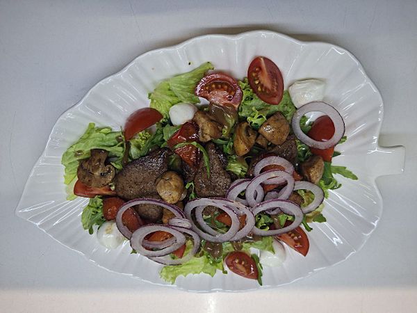 Теплый салат с телятиной и грибами