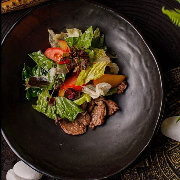 Салат с телятиной, томатами и сливой