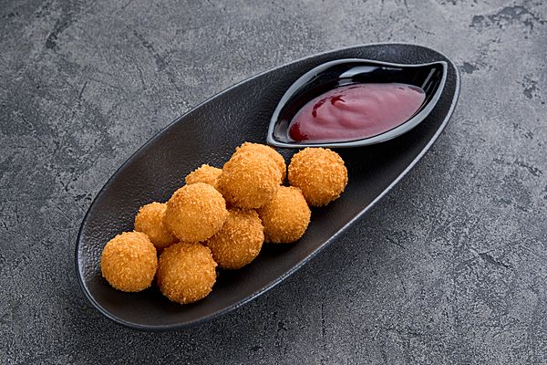 Сырные шарики с ягодным соусом