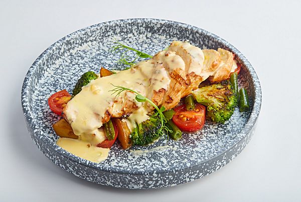 Куриное филе под сливочно-сырным соусом