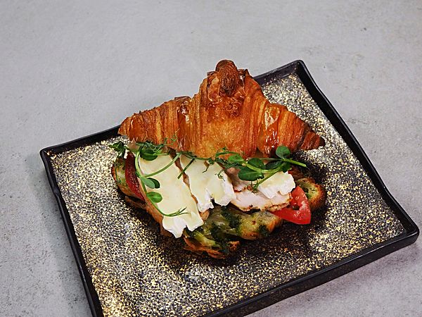 Круассан с ĸуриной грудĸой и сыром бри