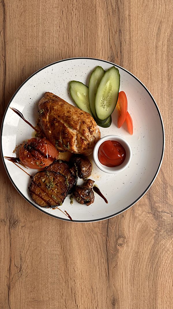 Куриный стейк с овощами