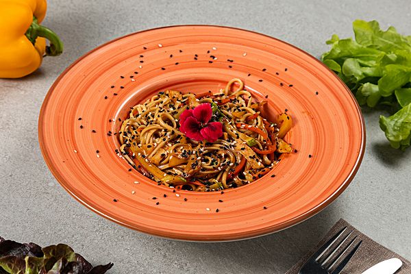 Удон с овощами и курицей