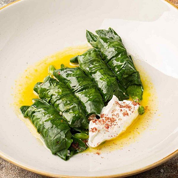 Сарма в листе шпината с камчастким крабом