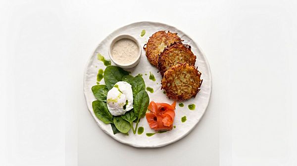 Драники с яйцом пашот и сёмгой