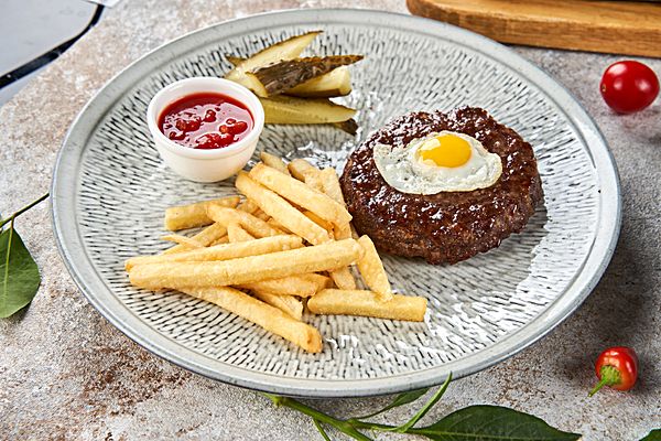 Бифштекс с соленым огурцом и фри