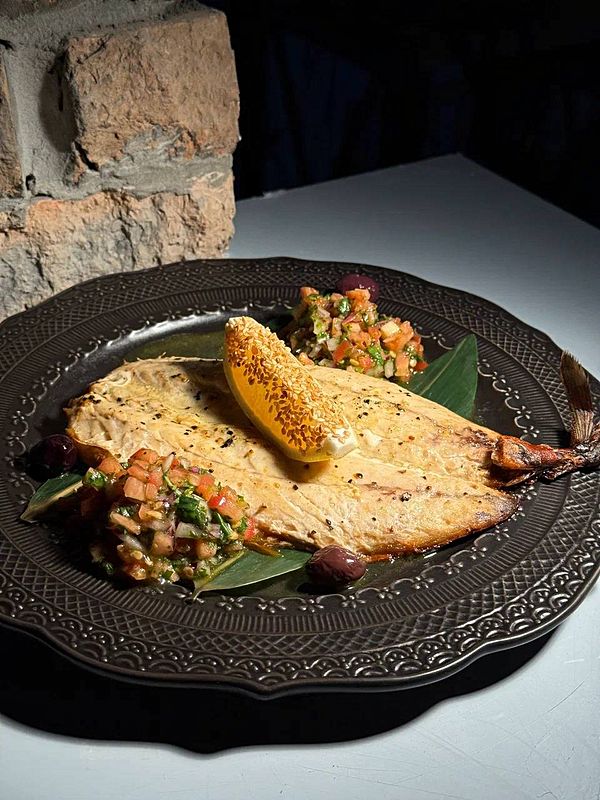 Скумбрия печеная с сальсой “итальяно” из томатов, розового лука и базилика