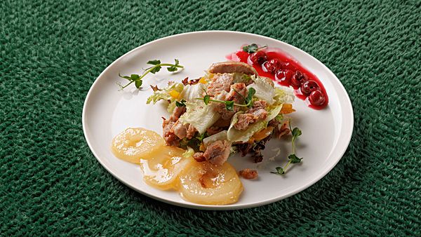 Салат с индейкой и грушей