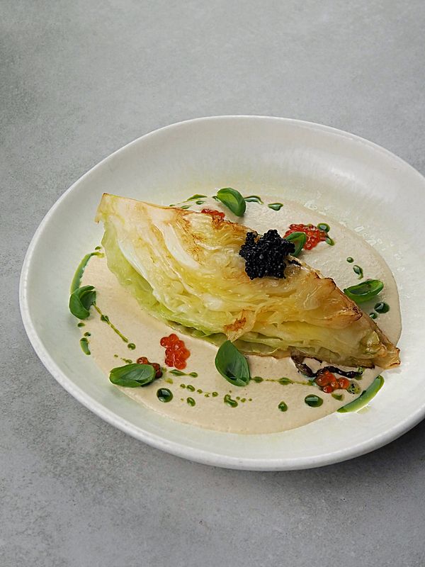 Стейк из капусты с луково-сырным соусом и двумя видами икры