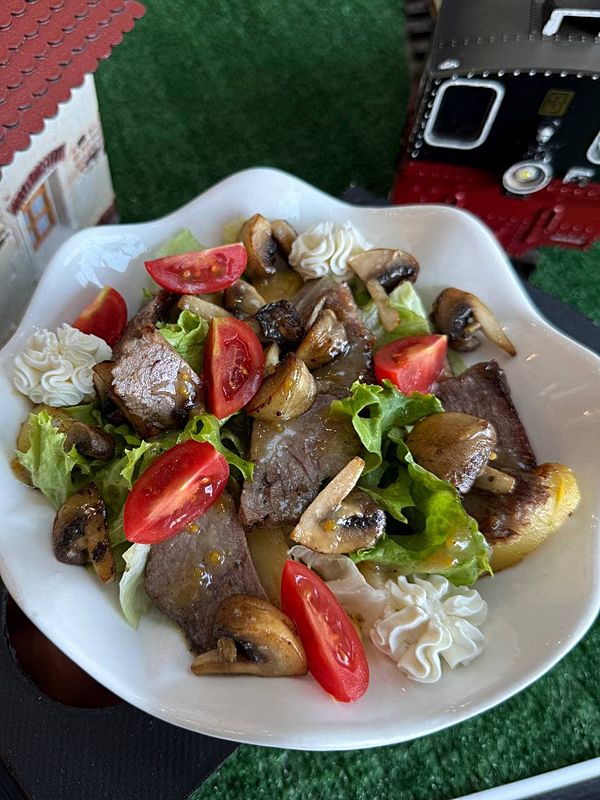 Салат с мясом и грибами