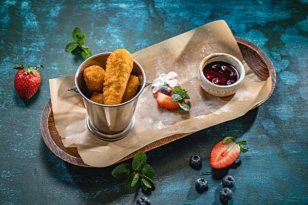 Моцарелла фри с ягодным соусом