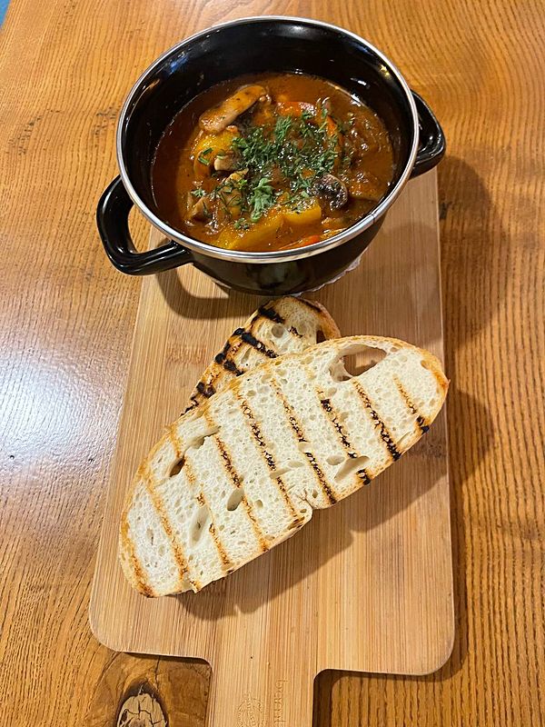 Рапана в томатном соусе с овощами