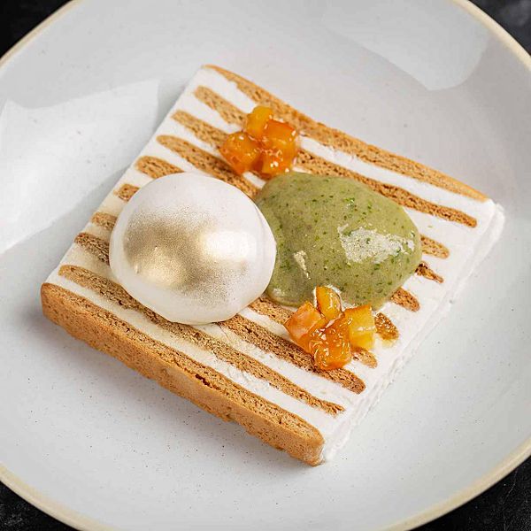 Медовик с мороженным из сметаны и клубникой