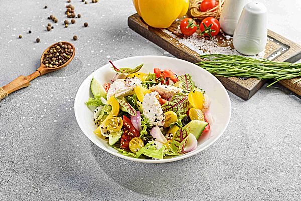 Салат греческий с сыром сиртаки и вялеными томатами