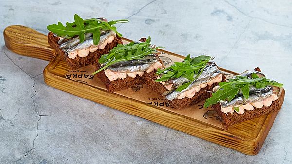 Черноморская хамса на ржаных тостах с кремом из печеного перца