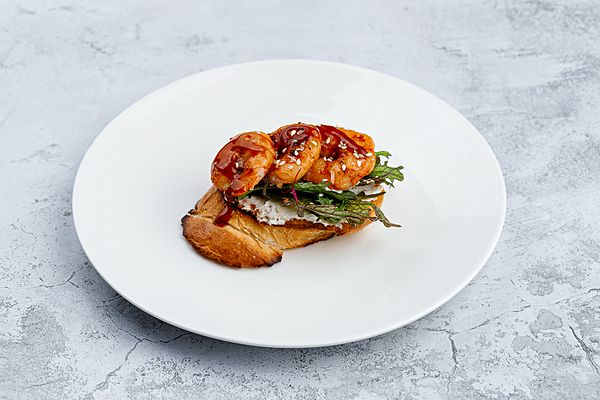 Брускетта с тигровой креветкой