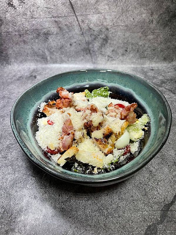 Цезарь с курицей и беконом