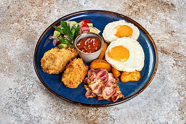 Большой завтрак с крыльями панко