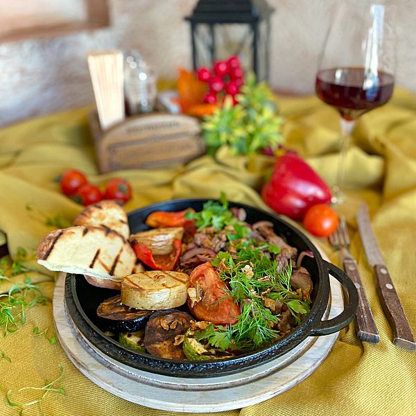 Мясная сковородка с овощами-гриль, лепёшка