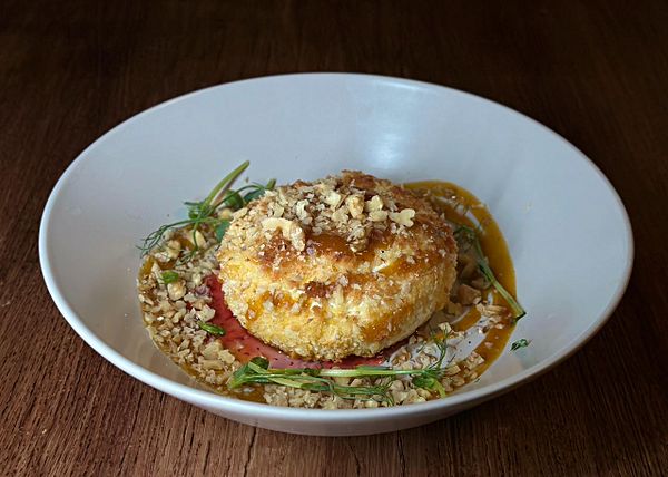 Сыр Камамбер с клюквенным соусом и манго