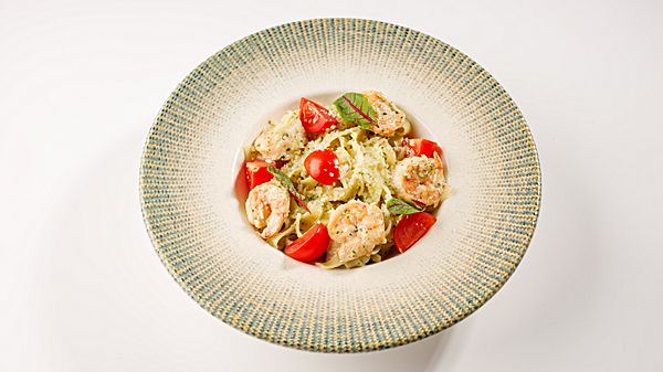 Салат с креветками и руколой