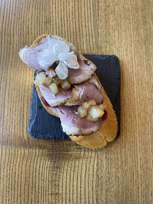 С копченой уткой и карамелизированной в сидре грушей