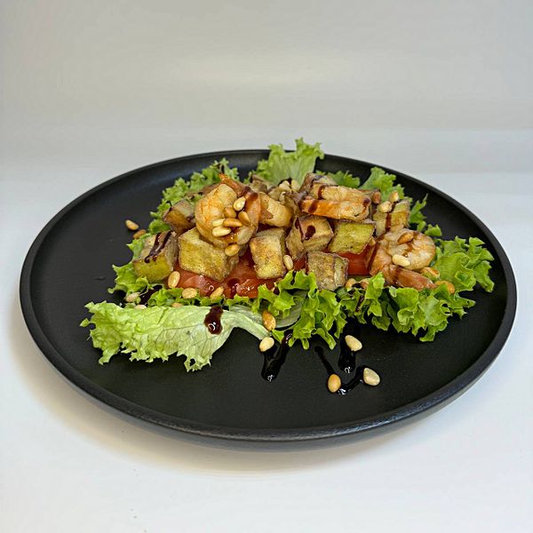 Салат с креветкой и хрустящим баклажаном