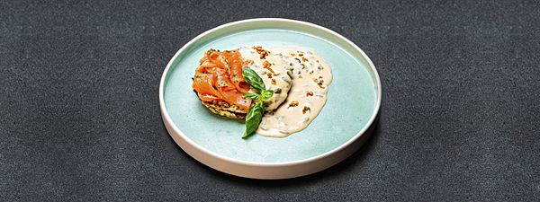 Картофельные драники с форелью и сливочным соусом