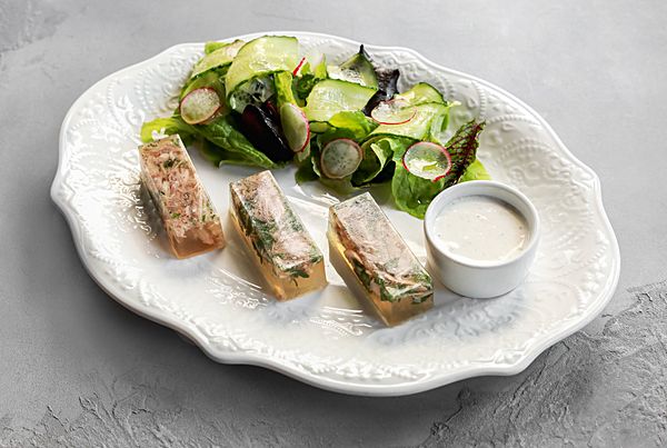 Утиный холодец с рассолом из огурцов и хреном