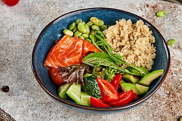 Боул салат с лососем