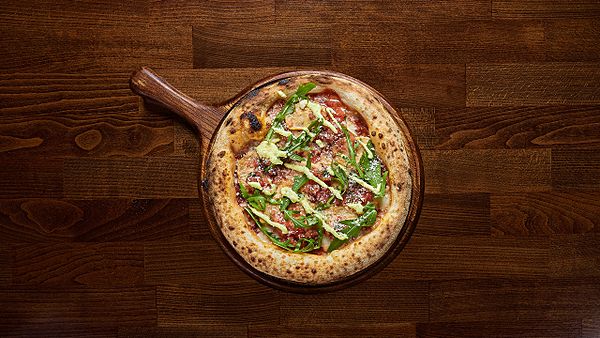 Пицца с томатной сальсой и куриный филе