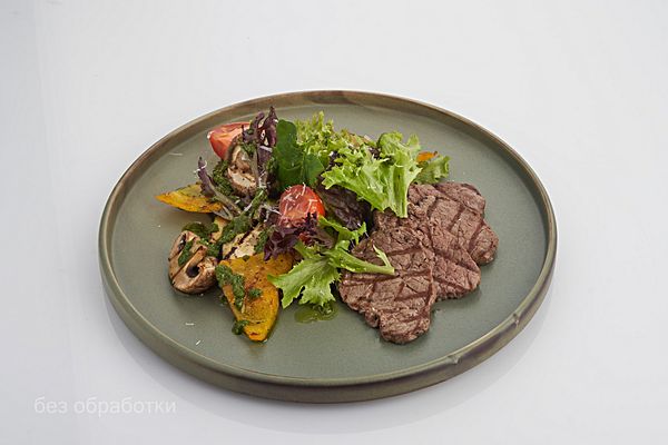 Теплый салат с говядиной и овощами гриль