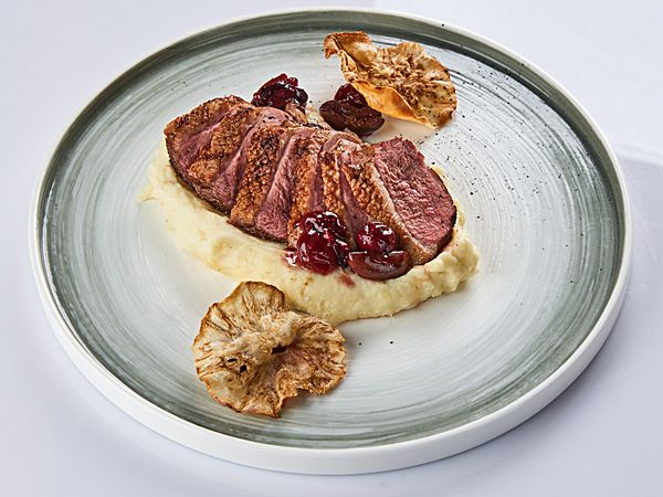 Утка с картофельным пюре и оливковым вареньем