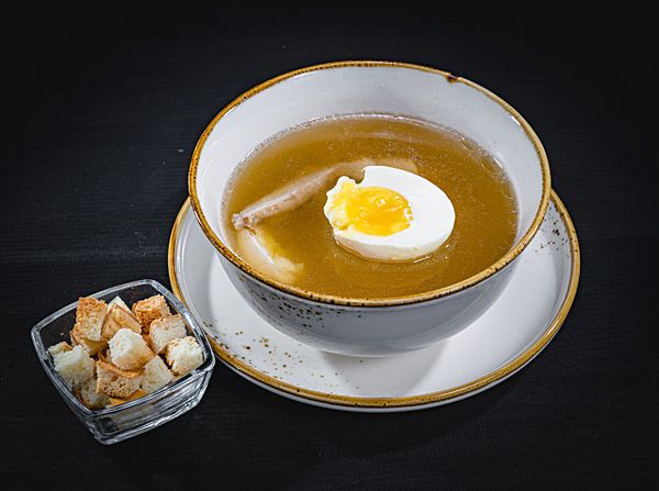 Бульон с яйцом