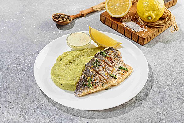 Филе дорадо с картофельным «пюре-песто»