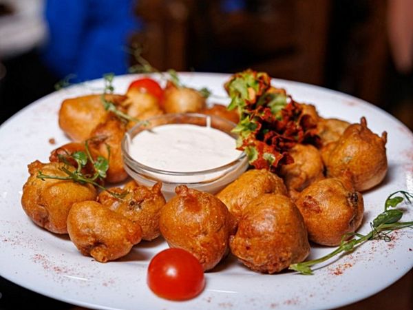 Шампиньоны в кляре с чесночным соусом