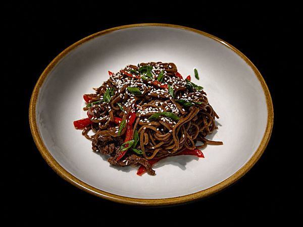 Гречневая соба с томленой говядиной и овощами