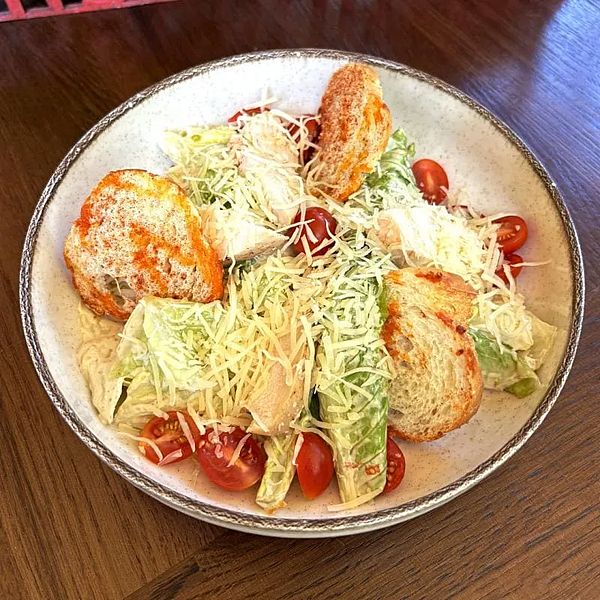 Салат Цезарь с курицей