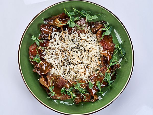Говядина в перечном соусе с кокосовым рисом и грибами Муэр