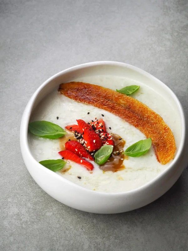 Рисовая каша с карамельным бананом, арахисовой пастой и манго