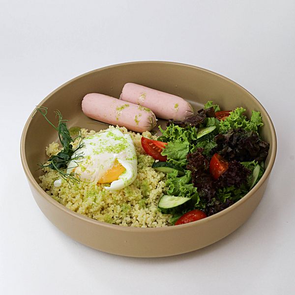 Кус-кус со сливочными сосисками и куриным яйцом пашот