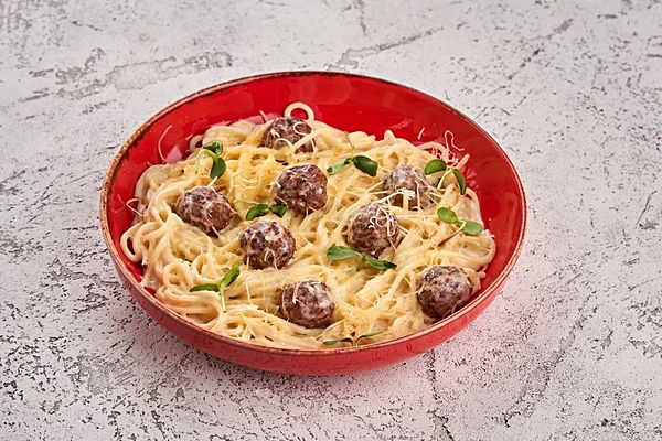 Спагетти с фрикадельками в сливочном соусе