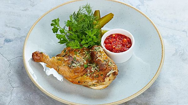 Цыпленок на гриле с домашней аджикой и маринованным огурцом