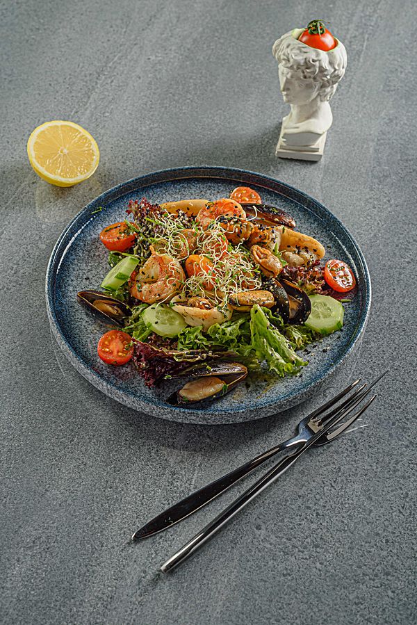 Микс салат с кальмаром, креветкой и черноморской мидией