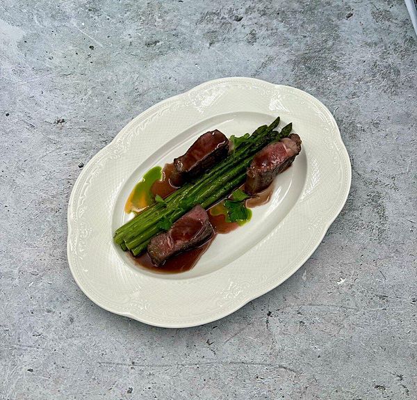 Стриплойн с пряным маслом и спаржей-гриль