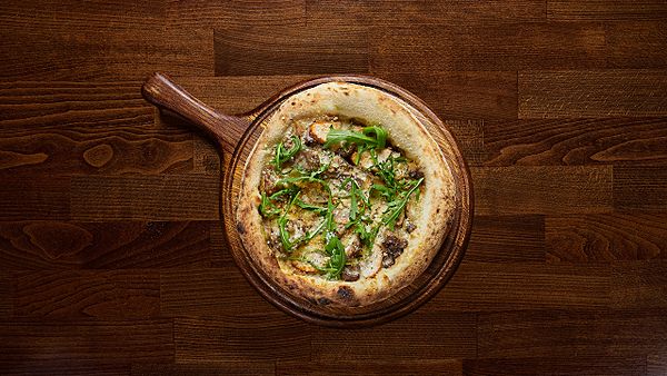 Пицца с жульеном из лесных грибов и индейки