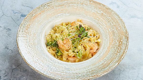 Паста с креветками и брокколи с соусом сливочный биск