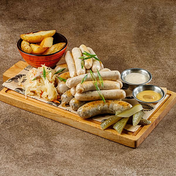 Большое ассорти колбас на компанию