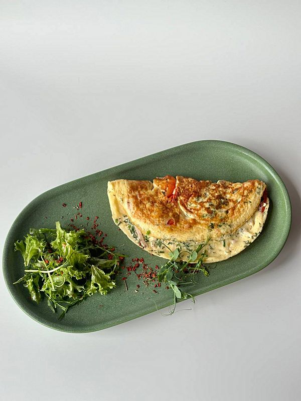 Омлет с ветчиной, помидорами и зеленью