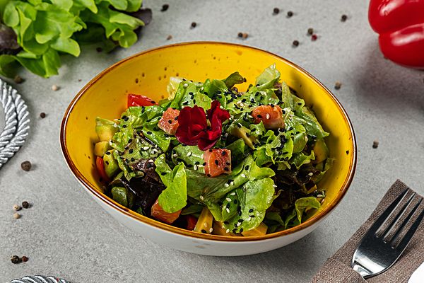 Салат с семгой и авокадо